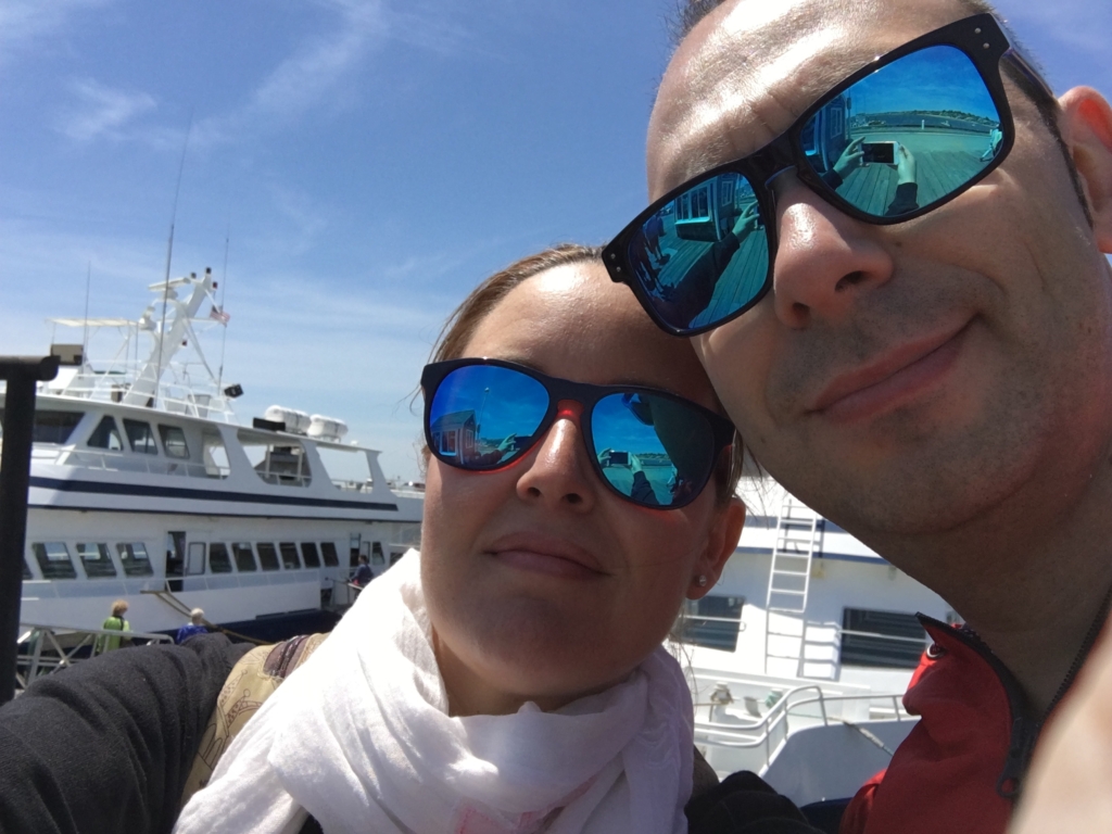 Lidia y Sergio en el Dolphin X el barco desde donde avistamos ballenas en Provincetown Cape Cod Massachussets