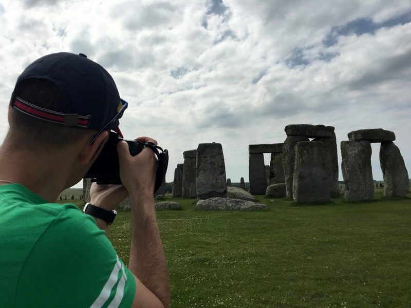 Sergio haciendo fotos en Stonehenge