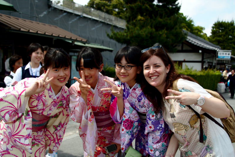 Lidia con grupo de niñas japonesas a la salida del Castillo de Nijo en Kioto