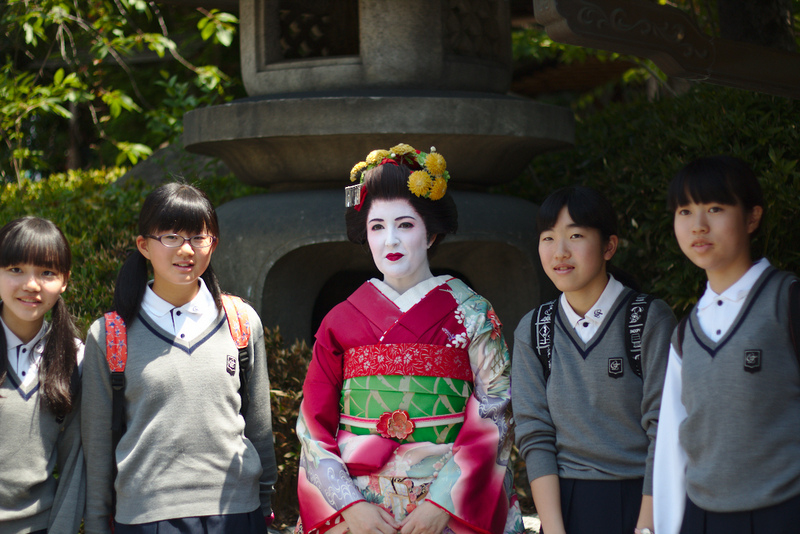 Lidia de maiko con grupo de chicas
