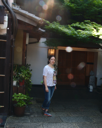 Lidia en la entrada del estudio para hacer la tranformación a Maiko en Kioto