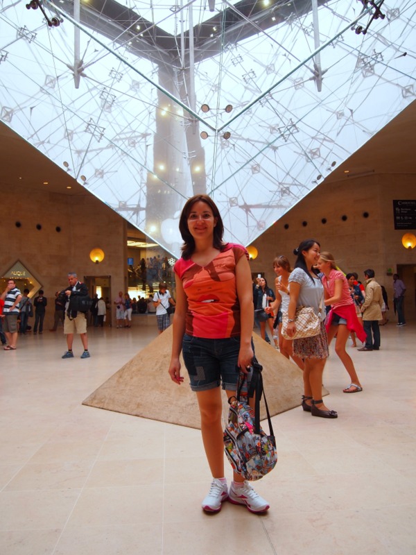 Lidia delante de la Pirámide del Louvre, en el Carrousel du Louvre, París