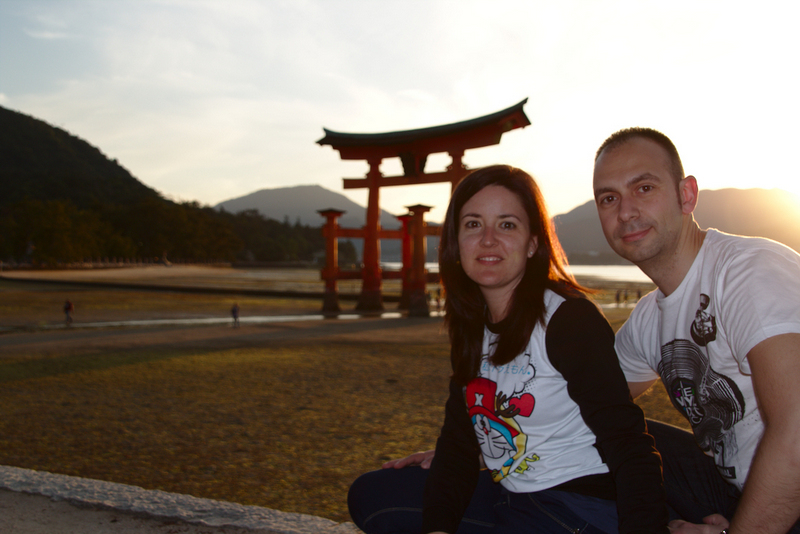 Lidia y Sergio delante del Otorii de Miyajima al atardecer