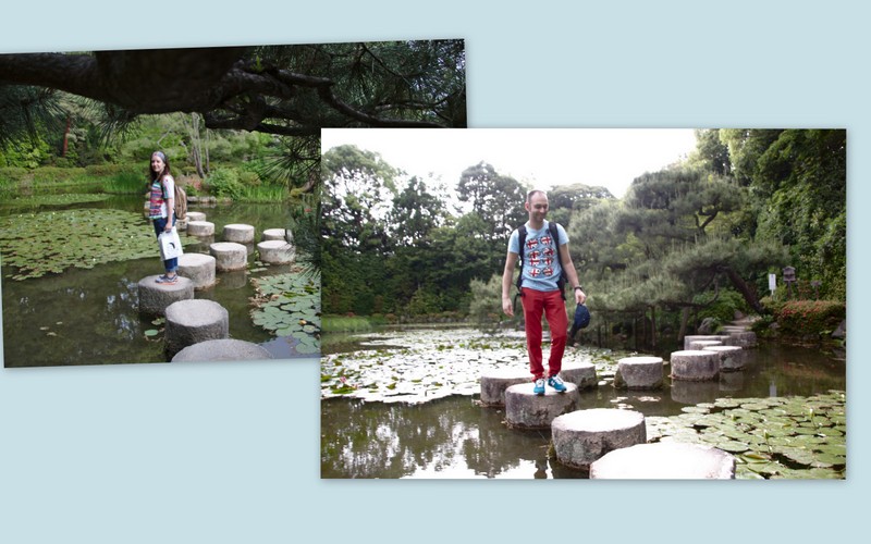 Lidia y Sergio pasando por las piedras del jardín del Santuario Heian en Kioto