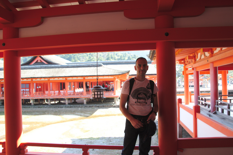 Sergio en el Santuario de Itsukushima de Miyajima