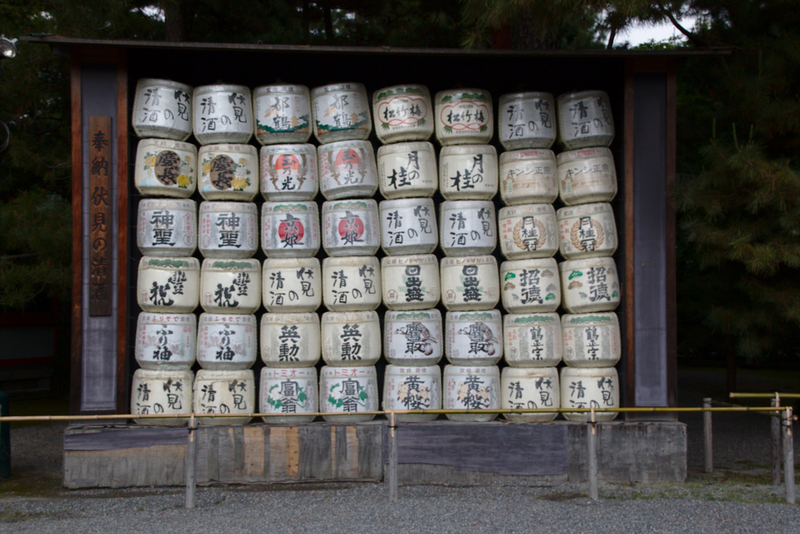 barriles de sake a la entrada del Santuario Heian en Kioto