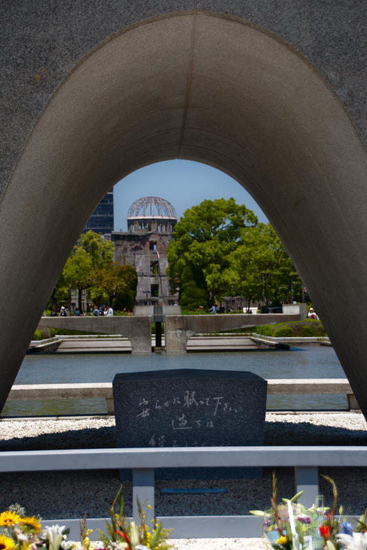 cúpula de Genbaku en Parque de la Paz de Hiroshima vista desde el Cenotafio