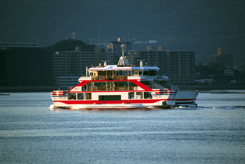 ferry de la compañía JR que realiza trayecto entre Hiroshima y Miyajima