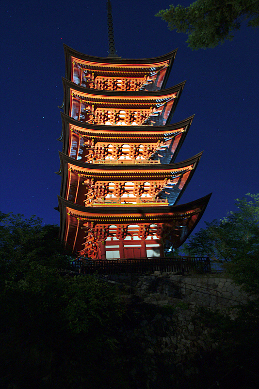 pagoda de Miyajima de noche