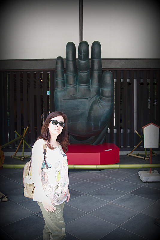 Lidia delante de la réplica de la mano de Buda en el templo Todai-ji en Nara