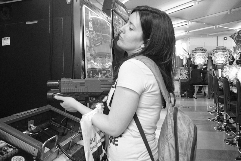 Lidia en un video juego de un arcade en el barrio de Akihabara de Tokio