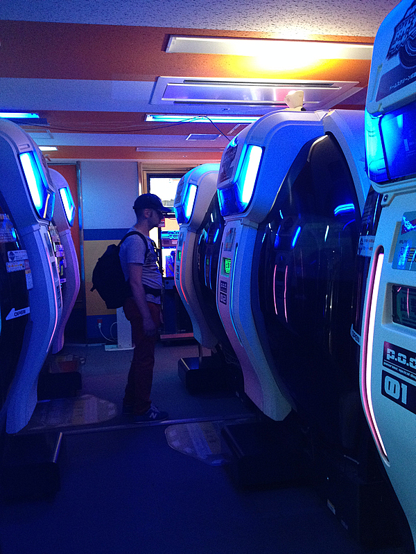 Sergio a punto de entrar en un video juego en un arcade de Akihabara en Tokio