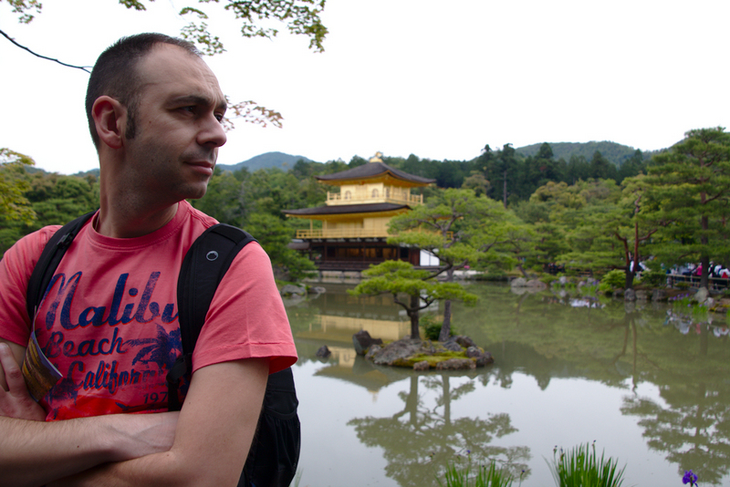 Sergio delante del Kikaku-ji o Pabellón Dorado en Kioto