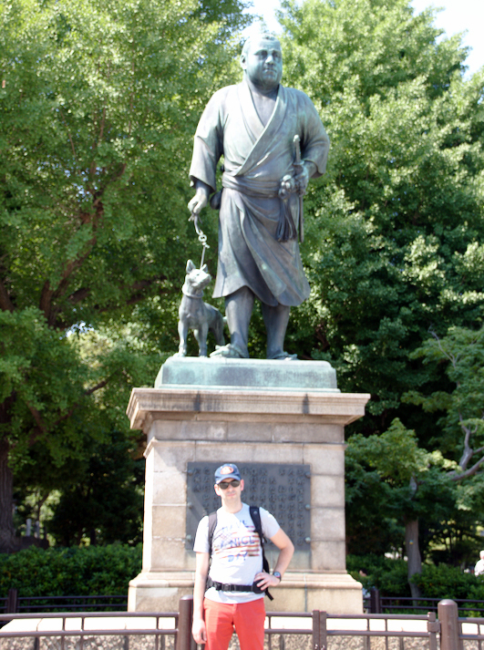 Sergio en la estatua de El Ultimo Samurai en Ueno Tokio