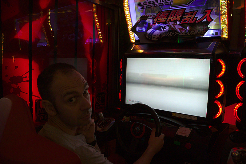Sergio en un vídeo juego de una arcade en el barrio de Akihabara de Tokio