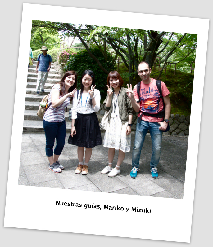 Sergio y Lidia con estudiantes guías en Ryoan-ji en Kioto