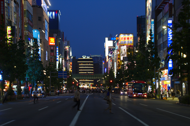 barrio de Akihabara en Tokio durante la noche 1