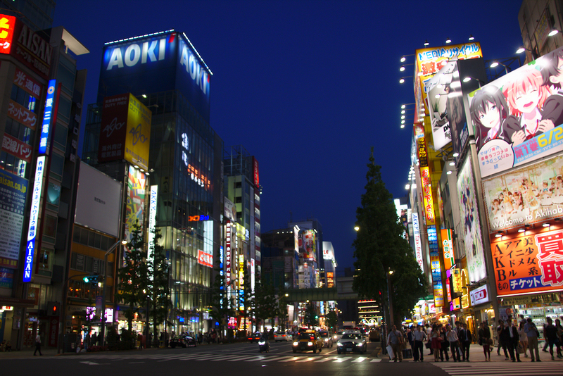 barrio de Akihabara en Tokio durante la noche 2