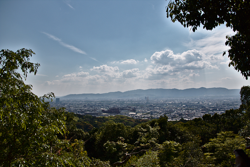 vistas de Kioto desde la parada número 6 del camino de toriis en el Fushimi Inari