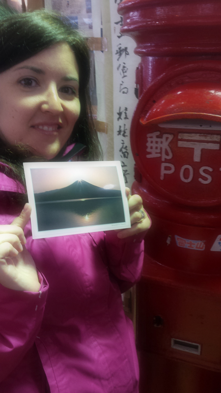 Lidia con la postal que echamos en la estafeta de correos de la Quinta Estación del Monte Fuji