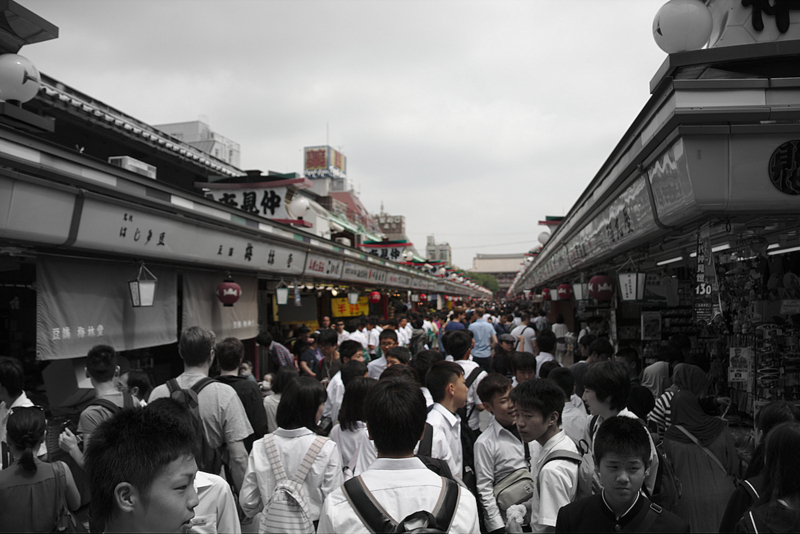 calle Nakamise-dori repleta de gente antes de entrar al Senso-ji del barrio de Asakusa en Tokiio