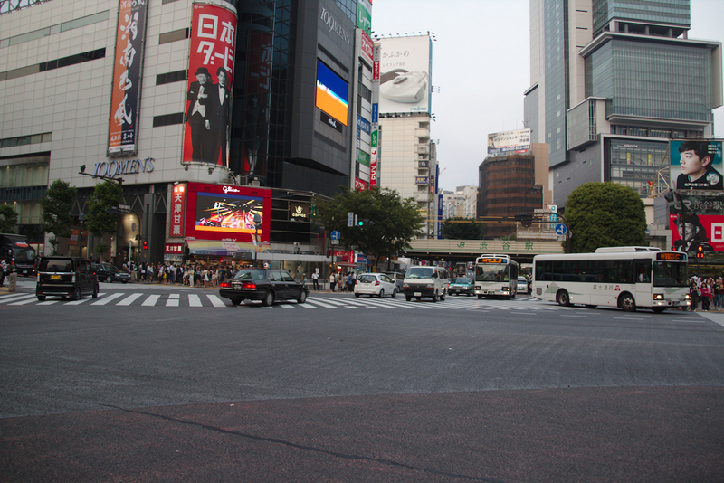 cruce de Shibuya en Tokio con los semáforos cerrados