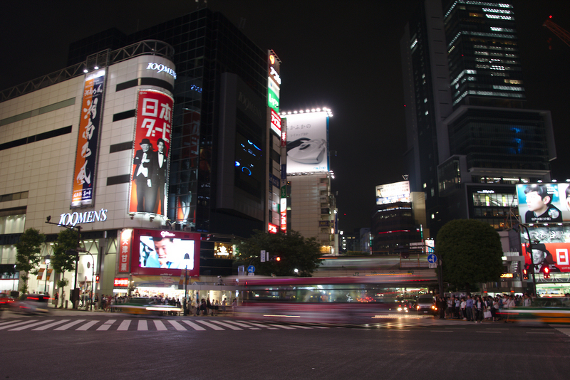 cruce de Shibuya por la noche
