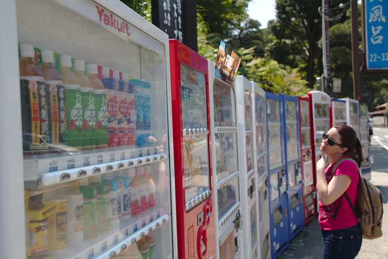 en el camino hacia Kamakura Station Lidia decididiendo qué bebida coger de todas las máquinas expendedoras