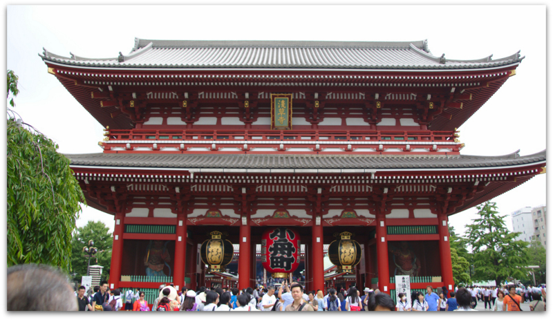 entrada del templo Senso-ji del barrio de Asakusa en Tokio