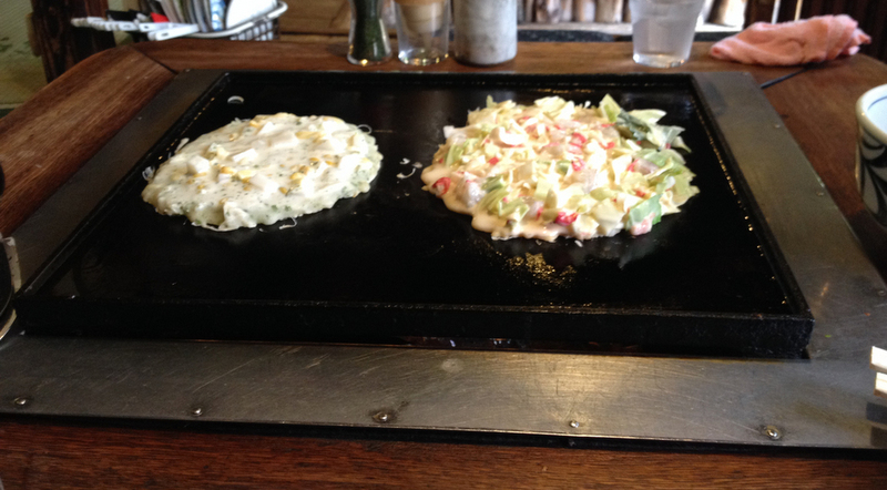 okonomiyaki haciendose en el restaurante Sometaro de Asakusa en Tokio1