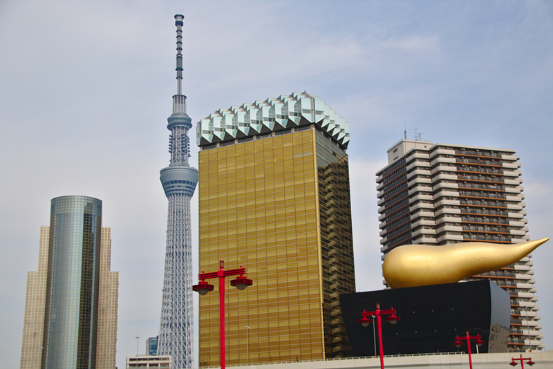 skyline del Tokio con el Skytree entre los edificios visto desde el Sumida Park