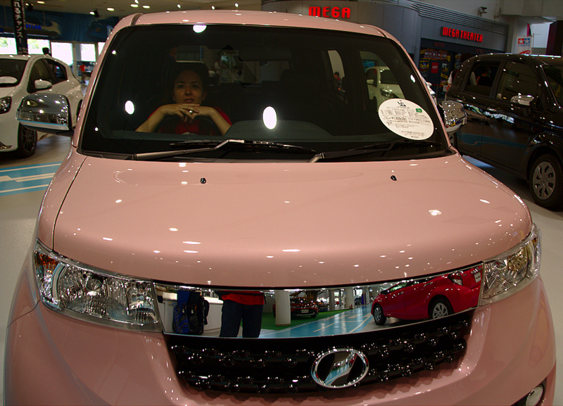 Lidia en un coche en la exposición Toyota Mega Web de Palette Town en Odaiba