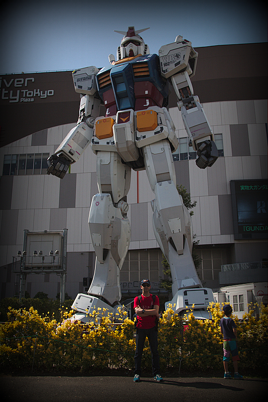 Sergio delante del robot Gundam del Divercity Tokyo Plaza en Odaiba