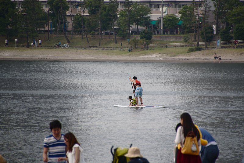 padre con niño haciendo padel-surf en Odaiba