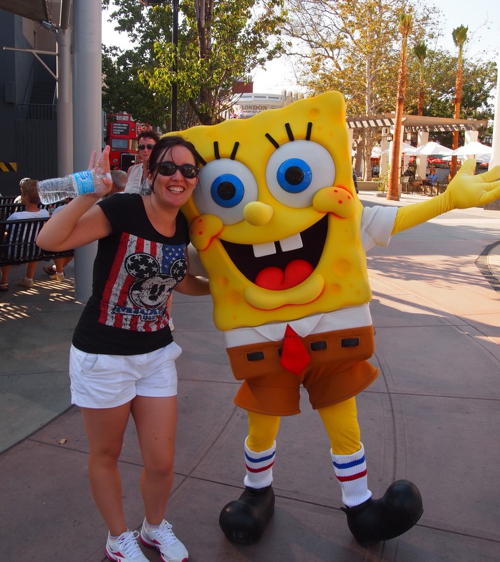 Lidia con Bob Esponja en Universal Studios de Los Angeles