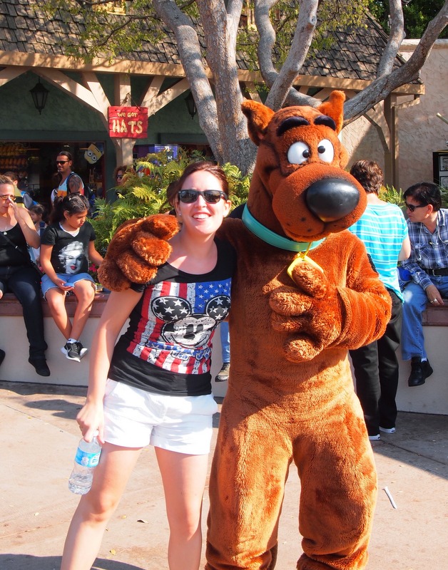 Lidia con Scooby Doo en Universal Studios de Los Angeles