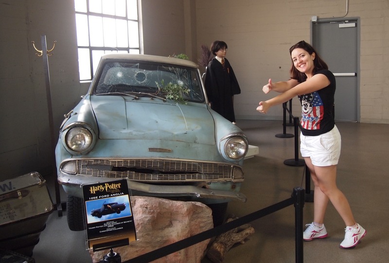 Lidia con el Ford Anglia de Harry Potter en los Warner Studios de Los Angeles