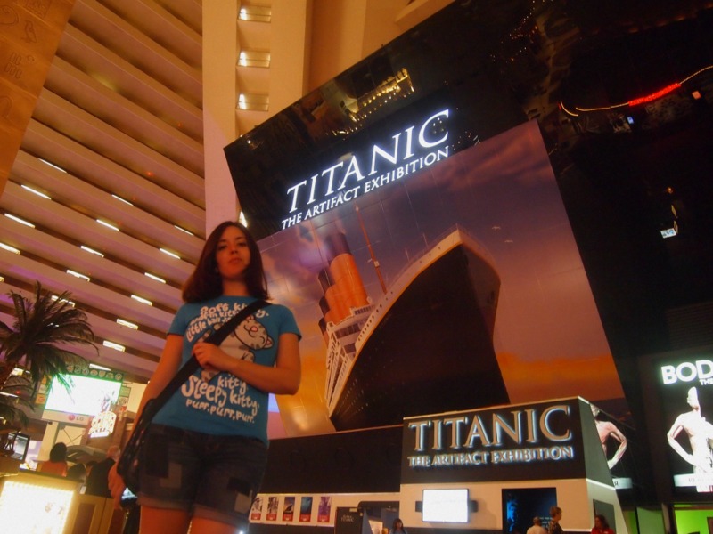 Lidia a la entrada de la exhibición sobre el Titanic en el hotel Luxor de Las Vegas