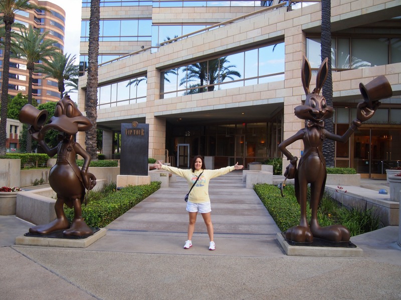 Lidia a la entrada de los Warner Studios de Los Angeles