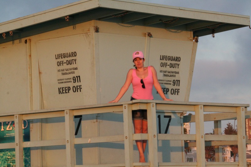 Lidia en una caseta de los vigilantes de la playa de Santa Monica en Los Angeles