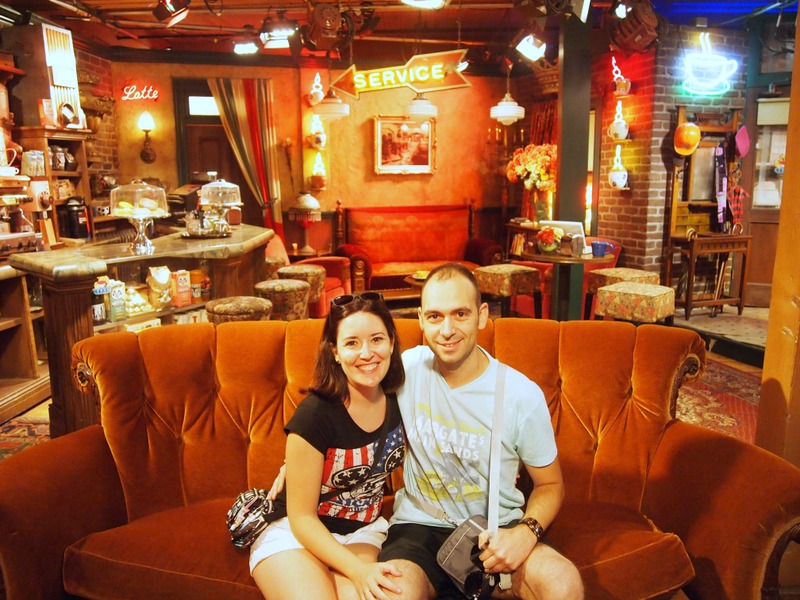 Sergio y Lidia en el café de Friends en los Warner Studios de Los Angeles
