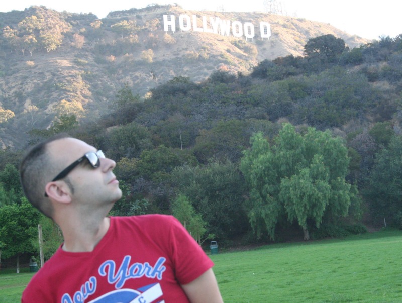 Sergio con el cartel del Hollywood al fondo en Los Angeles