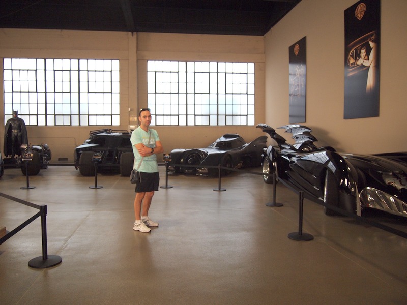 Sergio con todos los bat-móvil en los Warner Studios de Los Angeles