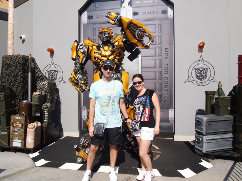 Sergio y Lidia con Bumblebee de Transformers en Universal Studios de Los Angeles