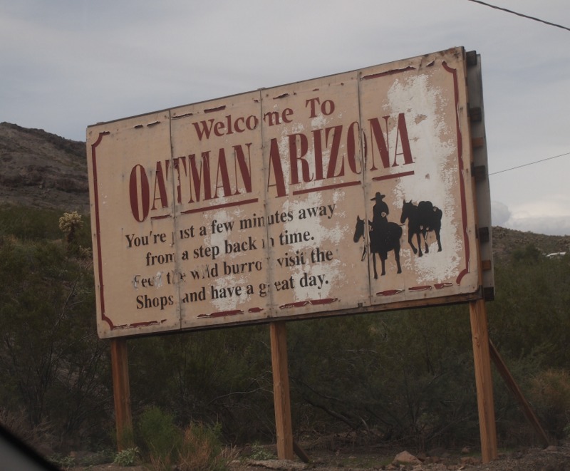cartel de llegada a Oatman Arizona