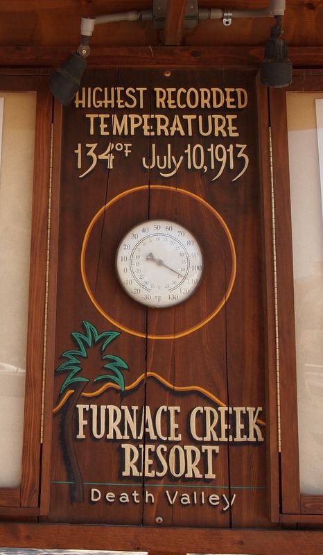 termómetro con indicación de la temperatura en Furnace Creek Resort en Death Valley