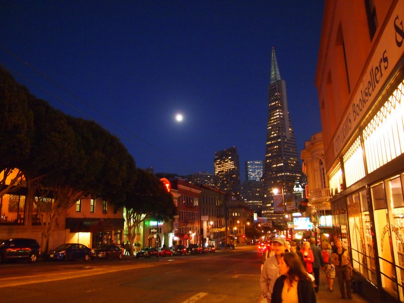 foto nocturna en el barrio de Chinatown de San Francisco