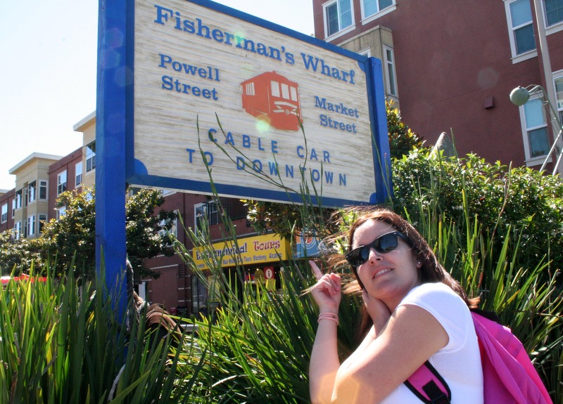 Lidia con el cartel del cable car en Fisherman Wharf de San Francisco