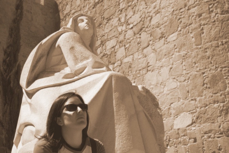 Lidia con la escultura de Santa Teresa de Jesús en Ávila