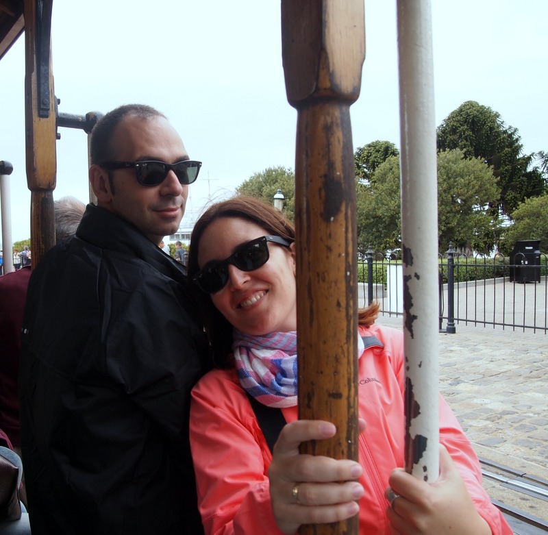Lidia y Sergio en el cable car de San Francisco
